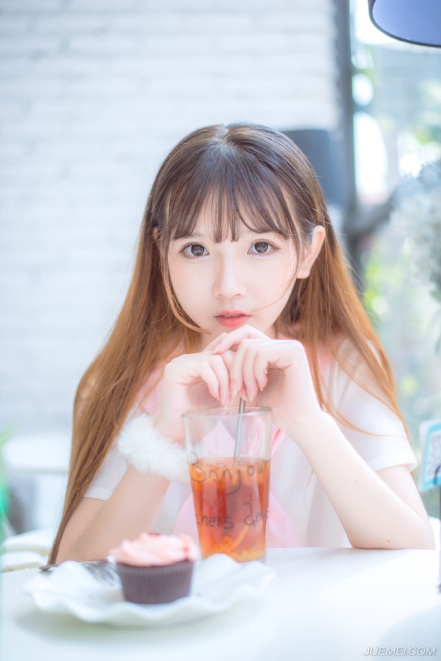 “这……”孟达摇了摇头，心中有些不屑，看向刘璋道：“主公可知，为何冠军侯会受万民爱戴？”